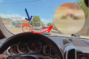 LUDILO U KULI! Čovek iskače iz autobusa u pokretu, vozač u šoku, POGLEDAJTE (VIDEO)