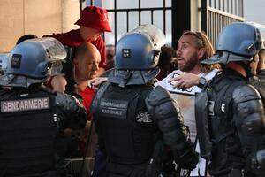 HAOS U PARIZU: POLICIJA UPOTREBILA SUZAVAC! Stotine navijača Liverpula ušlo na stadion bez karata, preskakali visoku ogradu! VIDEO