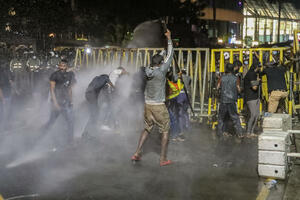 VELIKI PROTESTI U ŠRI LANCI: Policija suzavcem rasterala demonstrante koji traže ostavku predsednika