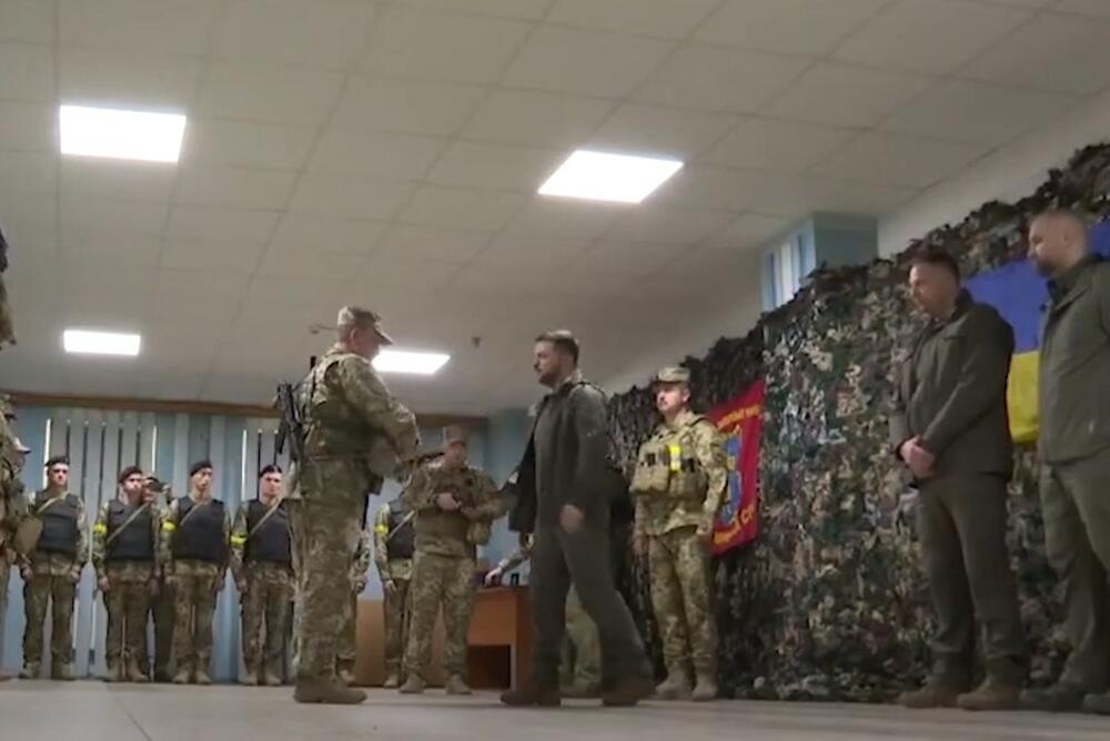 Zelenski sa ukrajinskim vojnicima