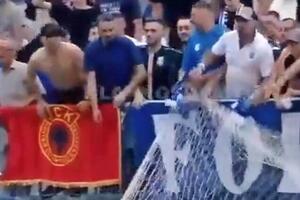 SKANDALOZNE SCENE NA KOSOVU: Albanski huligani divljali uz zastavu zloglasne UČK! Skidali mrežu sa gola usred meča! (VIDEO)