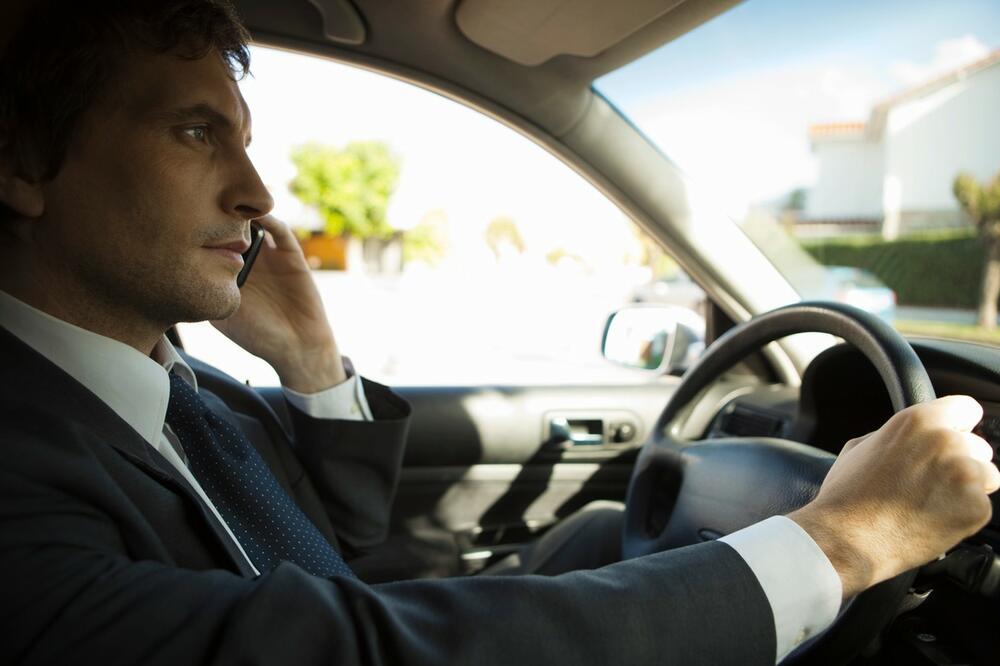 VIŠE NEMA ŠALE! Vozači koji koriste mobilni za volanom OSTAJU BEZ DOZVOLE i za to dobijaju kaznu od 4.000 evra!