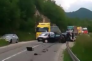 TEŠKA SAOBRAĆAJKA KOD NOVE VAROŠI: Sudar kamiona i 2 automobila, kola potpuno RAZBIJENA, delovi svuda po putu (VIDEO)