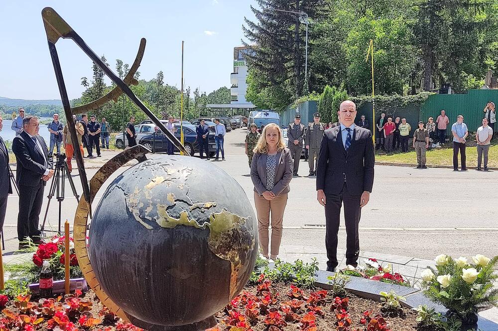 SEĆANJE NA VARVARINSKU TRAGEDIJU IZ 1999. GODINE: NATO bombe ubile DESETORO, koje nikad ne smemo zaboraviti (FOTO)