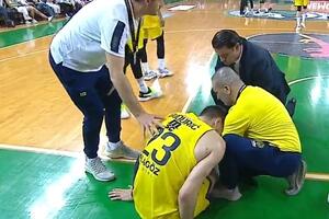 UZNEMIRUJUĆI VIDEO! MARKO GUDURIĆ IZNESEN SA TERENA: Srpski košarkaš krenuo na zakucavanje, pa doživeo strašan pad