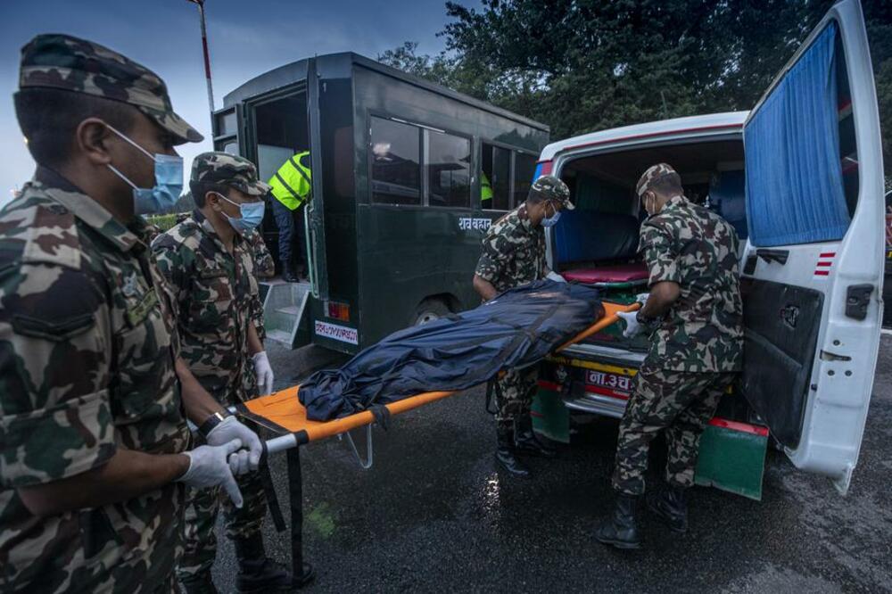 PUTEVI SMRTI U NEPALU: U dva sletanja sa planinskih drumova poginulo najmanje 29 a povređeno 22 putnika