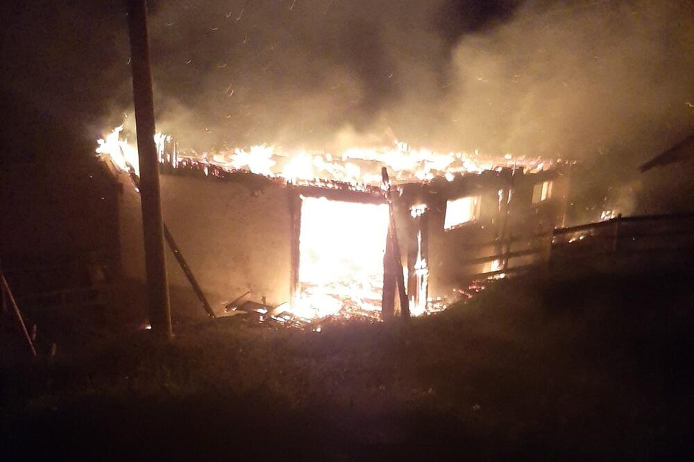 BLESNULA MUNJA, ČUO SE PRASAK A ONDA JE POČELO DA GORI: Grom udario u štalu porodice Čolović na Zlataru (FOTO)