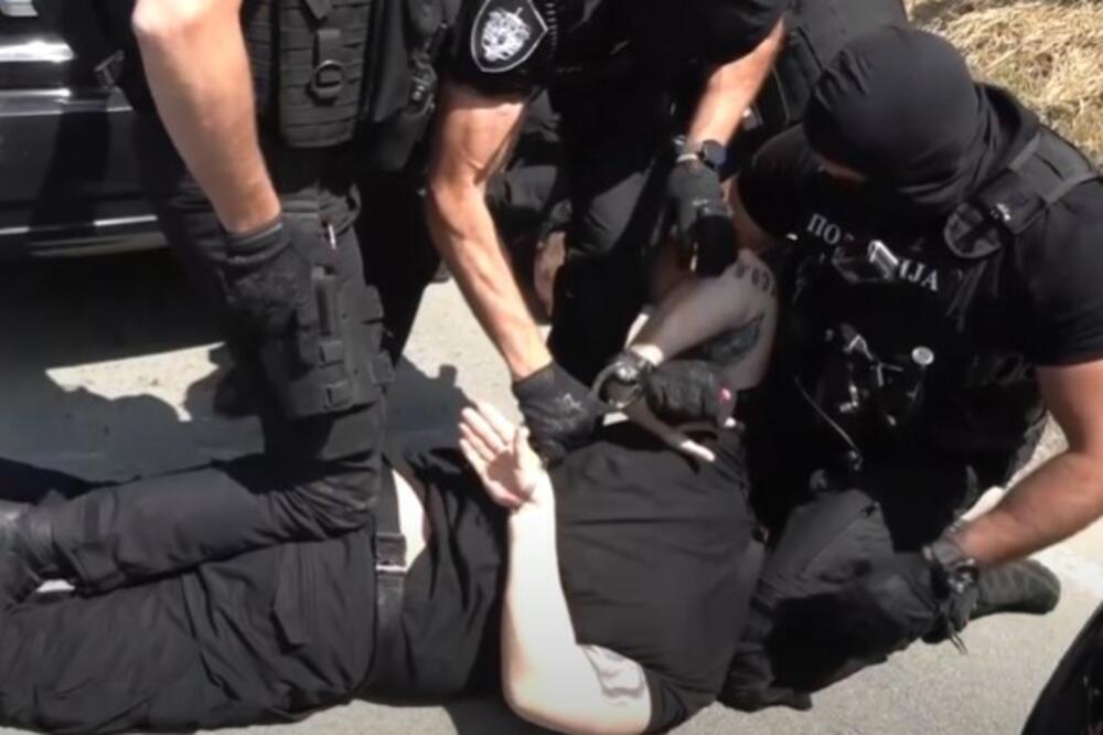 PAO SA PET KILA DROGE, PA NAPAO POLICAJCA: Evo kako se branio mladić koji je uhapšen na Banovom brdu