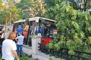 UDARIO SAM U SAOBRAĆAJNI ZNAK, STABLO PA U BETONSKU OGRADU: Ovo je iskaz vozača autobusa na liniji 83 o nezgodi u Nemanjinoj