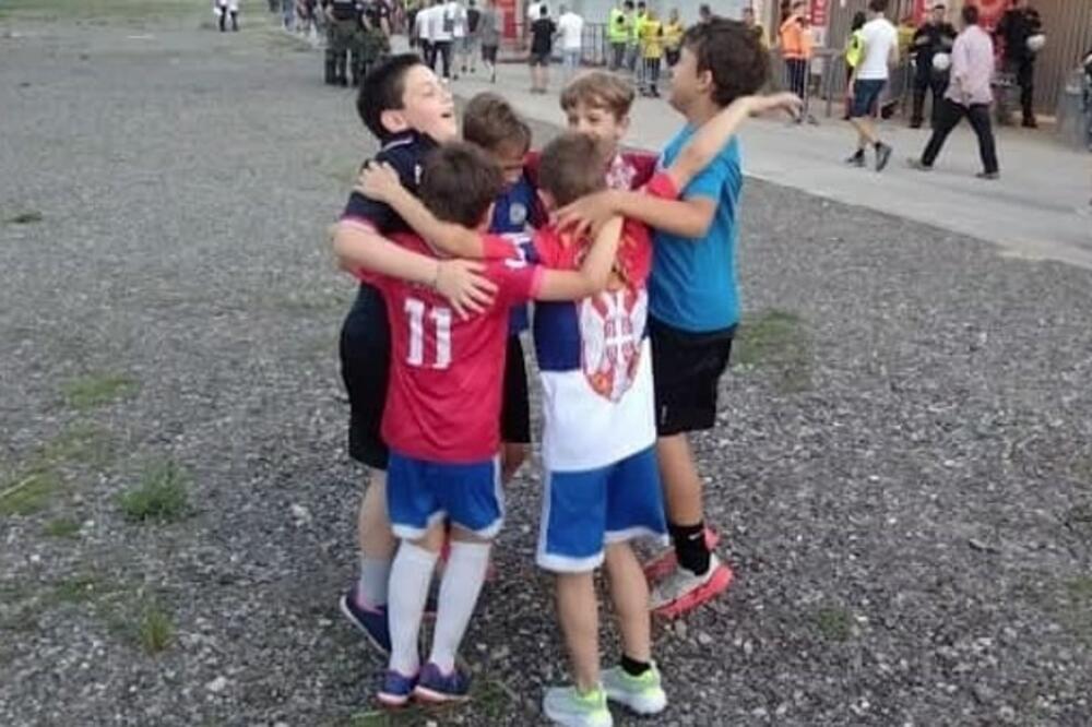 TAKO SE VOLI SRBIJA: Mali fudbaleri iz sveg srca navijaju za Orlove protiv Norveške (VIDEO)