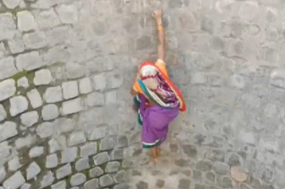 SNIMAK KOJI JE OBIŠAO SVET Žena u Indiji rizikuje život kako bi pronašla vodu VIDEO