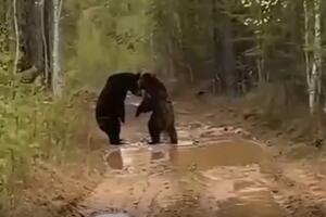 LJUBAV U ŠUMI: Nesvakidašnji prizor na blatnjavom putu u Rusiji zaigrala dva medveda VIDEO