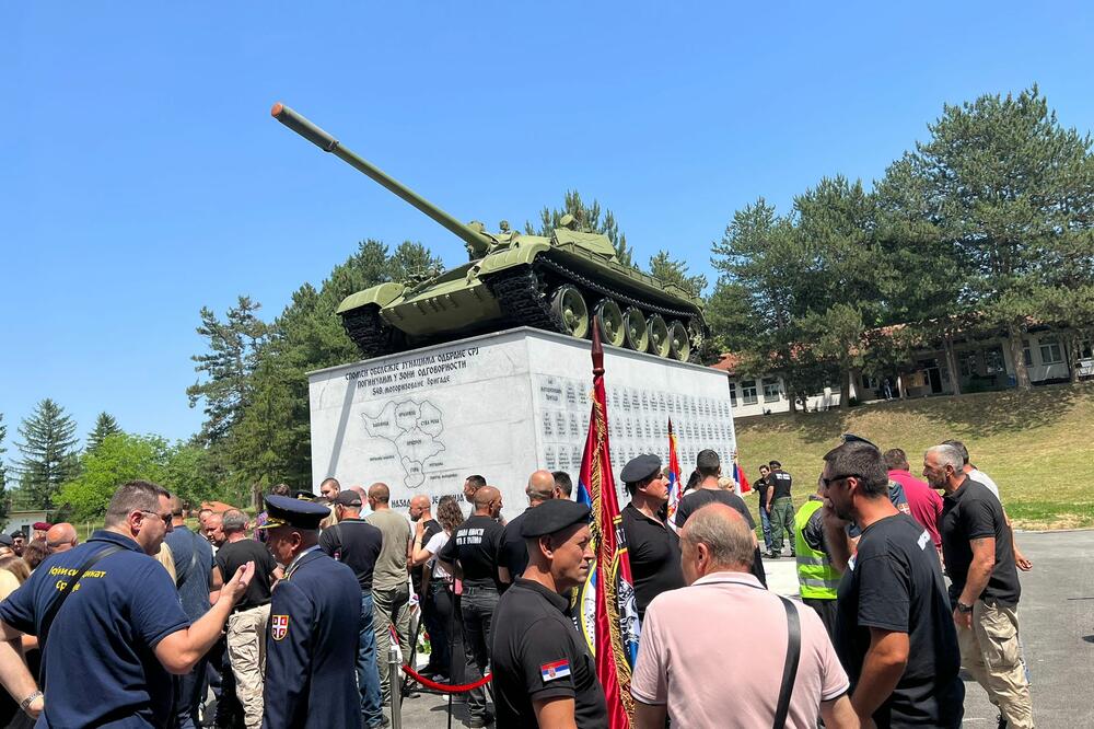 SVEČANOST U LESKOVCU: Otkriven spomenik poginulim pripadnicima 549. Motorizovane herojske brigade