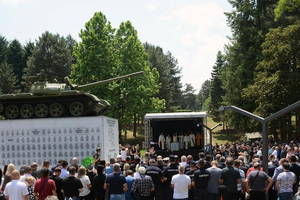 PALI U BORBAMA SA SNAGAMA NATO I ALBANSKIM TERORISTIMA: U Leskovcu otkriven spomenik poginulim pripadnicima vojske i policije