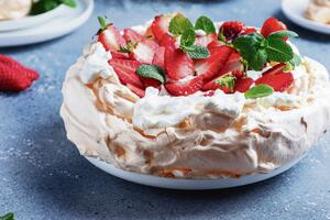 PAVLOVA TORTA: Stvarno je savršena, samo gledajte da je, zbog korišćenja rerne, pravite kada napolju NIJE PREVRUĆE (RECEPT)