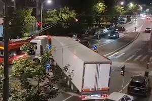 ŠLEPER UDARIO DVA AUTOMOBILA: Zaglavio se u raskrsnici, blokirao saobraćaj na Voždovcu, pola sata pokušavao da se izvuče (VIDEO)