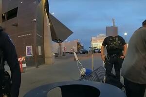 POLICIJA U ARIZONI MIRNO GLEDALA KAKO SE ČOVEK UTAPA: Ne nameravam da skočim unutra zbog tebe VIDEO
