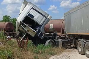 TEŽAK UDES KOD KOSTOLCA: Teretni voz naleteo na kamion (FOTO)