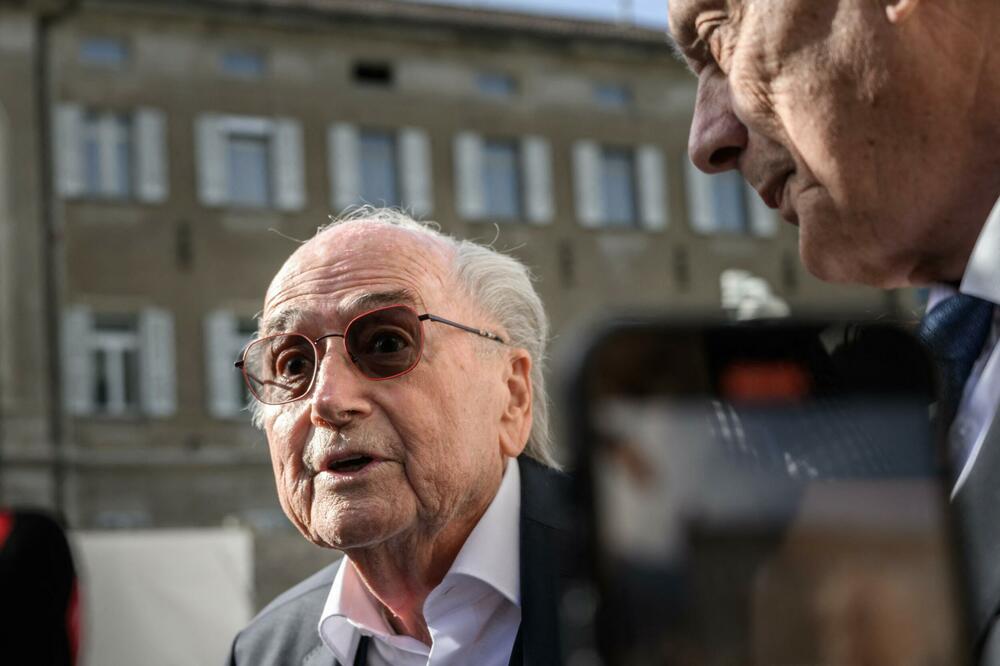 POČELO SUĐENJE DECENIJE Sep Blater (86) stigao nasmejan u sud: Fudbal sam ja! 45 godina sam služio FIFA i sada moram da se branim