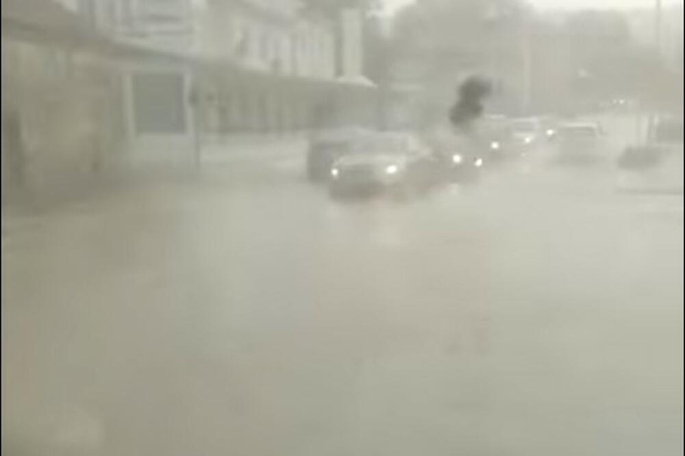 VELIKA NEPOGODA POGODILA KNIN: Temperatura pala za 12 stepeni, ulice se pretvorile u reke! VIDEO