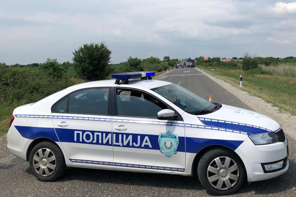 POVREĐENA DEVOJKA: Žestok sudar dva automobila između Čačka i Mrčajevaca