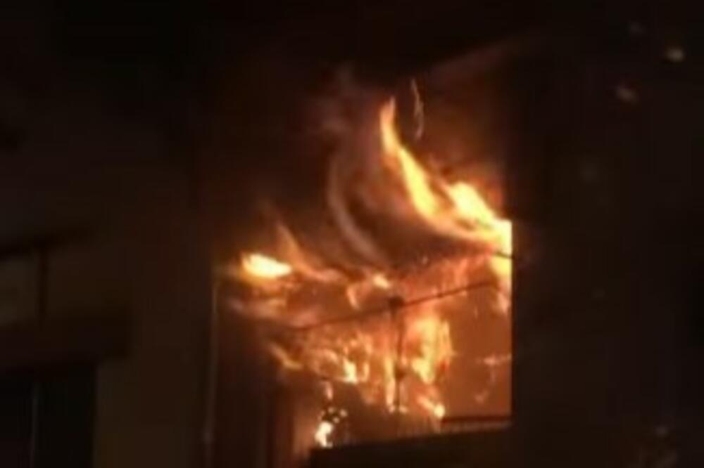 VELIKI POŽAR U CENTRU NOVOG SADA: Gorela kuća od 350 kvadrata, vatrogasci se izborili s vatrom, jedan dehidrirao (VIDEO)