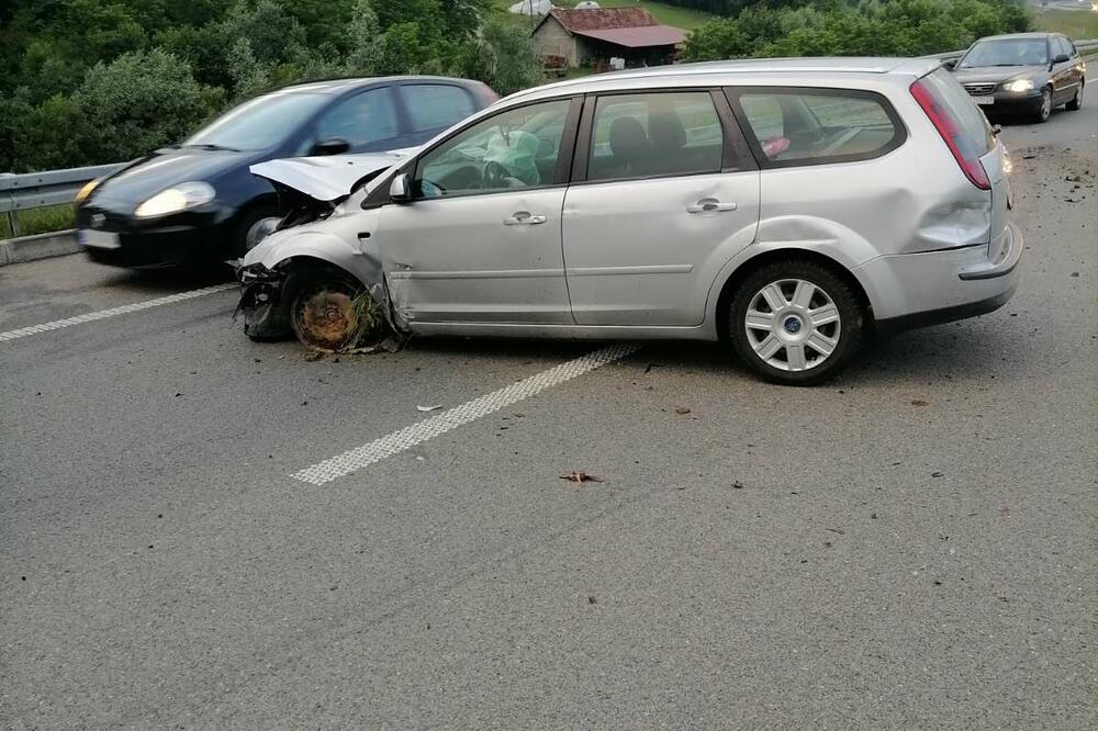 UDARIO U BANKINU, PA SE OD SILINE UDARA ODBIO NASRED KOLOVOZA: Saobraćajna nezgoda na auto-putu Miloš Veliki (FOTO)