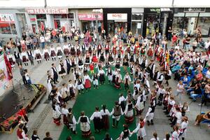 KAD ZAIGRA MLADOST NOGE SAME LETE: Međunarodni festival folklora Raspevano proleće u Loznici