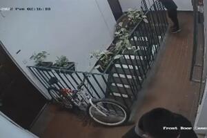 SNIMAK KOJI JE UPLAŠIO STANOVNIKE ŠUMICA: Ova dvojica navodno idu od vrata do vrata i pokušavaju da UPADNU U STANOVE (VIDEO)