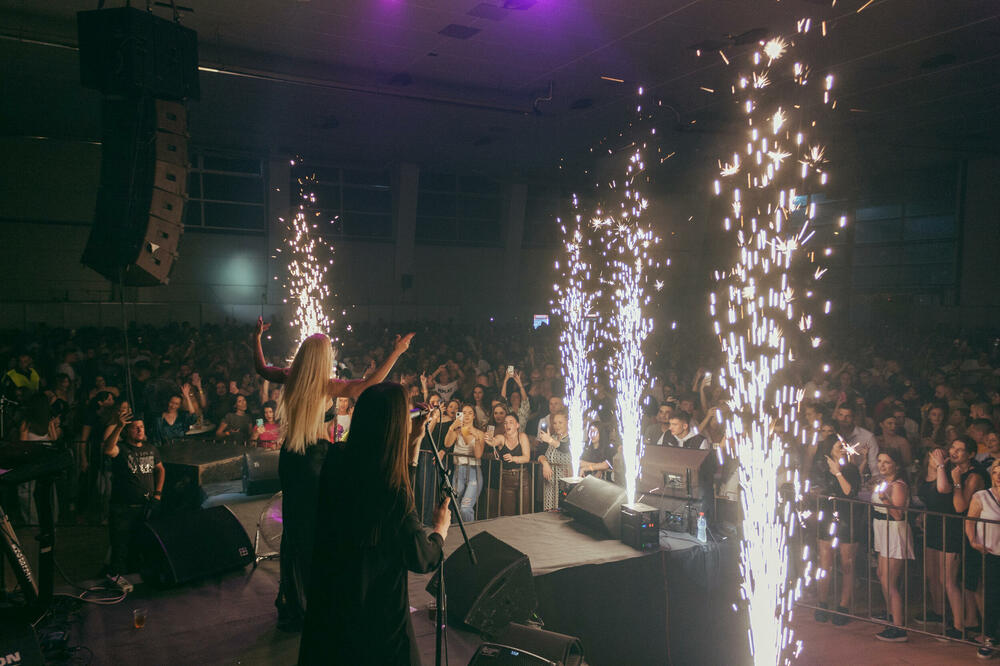 SPEKTAKL ZA PAMĆENJE! Nataša Bekvalac održala koncert u Kragujevcu pred više od 5000 ljudi (FOTO)