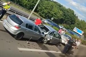 LANČANI SUDAR NA AUTO-PUTU KOD ZMAJA: Slupana 4 vozila, troje povređeno