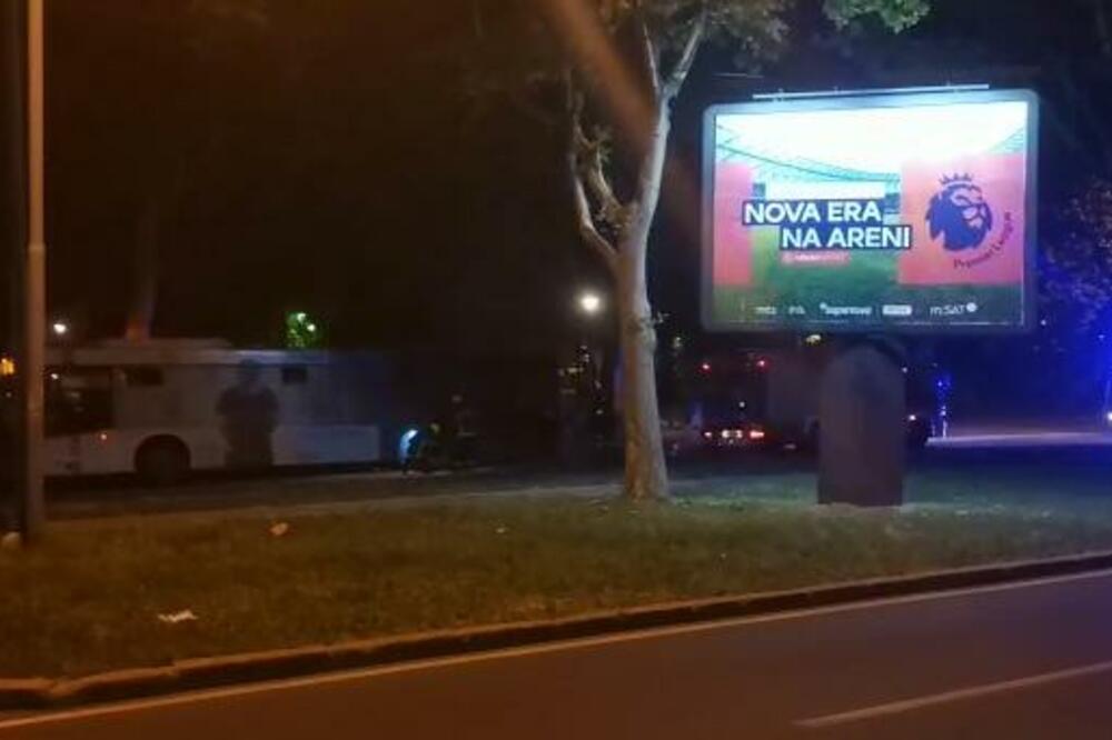 ZAPALIO SE AUTOBUS NA SLAVIJI: Vatra izbila kod zadnje leve kočnice (FOTO)