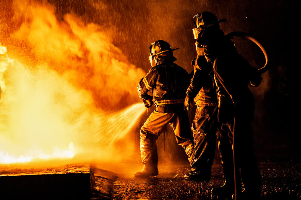 VELIKI POŽAR U OKOLINI ZAGREBA: Vatra izbila u fabrici parketa, intervenisalo oko stotinu vatrogasaca a gašenje još uvek traje