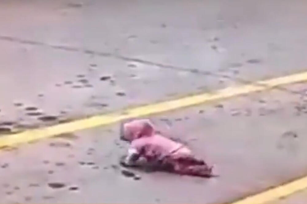 STRAVIČAN PRIZOR ISPRED TRŽNOG CENTRA Beba puzala ka prometnoj ulici, sekunde su odlučivale VIDEO