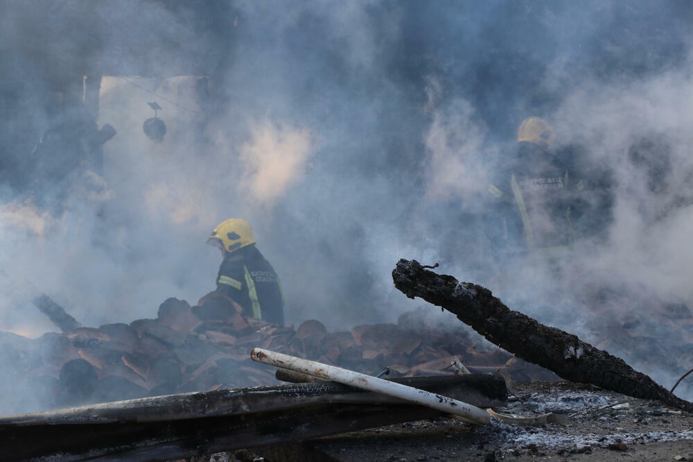 VELIKI POŽAR U UŽICU: Dim prekrio celo naselje, vatrogasci se bore s vatrenom stihijom (FOTO)