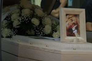 BELI KOVČEG, BELI BALONI I PESMA SKORPIONSA NA SAHRANI: Pogledajte kako je u Vićenci ispraćena Lidija koju je ubio bivši muž VIDEO