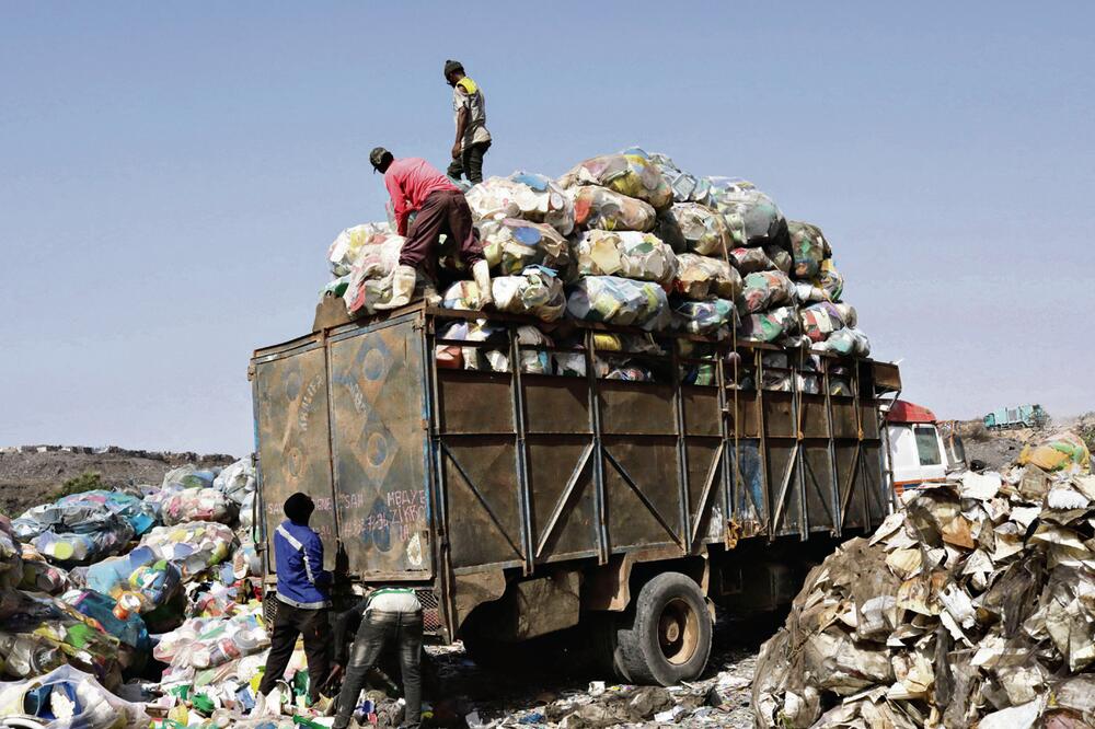 ŽIVOT U SMEĆU: Skupljanje otpada donelo sreću porodicama u Dakaru