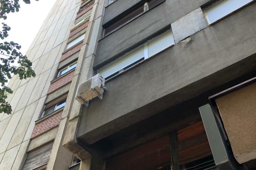 UŽAS U CENTRU BEOGRADA: Dete ispalo kroz prozor zgrade u Knez Danilovoj, davalo znake života, prevezeno u Urgentni