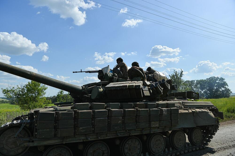 NOVI SNIMAK SA RATIŠTA U UKRAJINI?! Ruski tenk eksplodira nakon što su ga ukrajinske snage uništile britanskim haubicama VIDEO