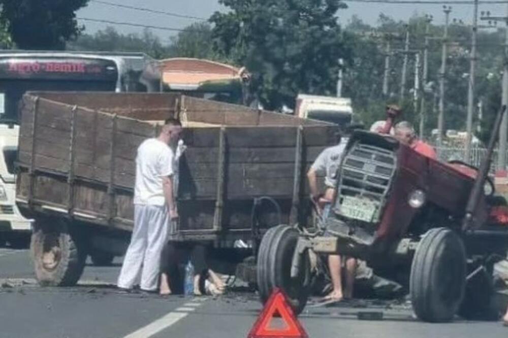 TEŠKA SAOBRAĆAJNA NESREĆA NA IBARSKOJ MAGISTRALI: Automobil SMRSKAN u sudaru sa traktorom, oba vozača hitno prevezena u Urgentni