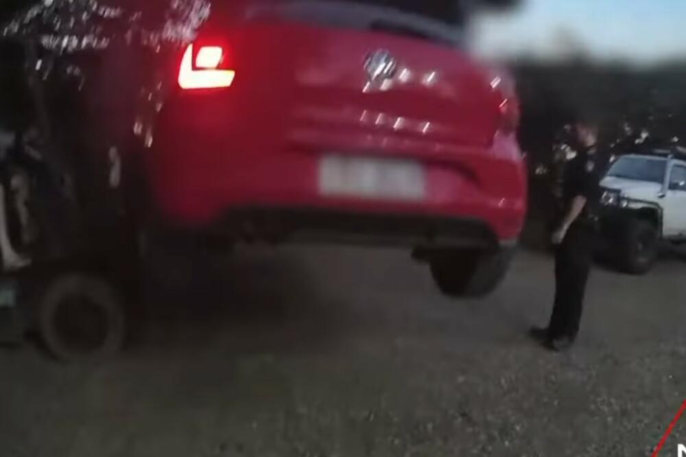 MEHANIČAR UHVATIO ŽENU U AKCIJI U AUTOMOBILU PA UPALIO VILJUŠKAR: Nije joj dao ni da proviri dok nije STIGLA POLICIJA (VIDEO)