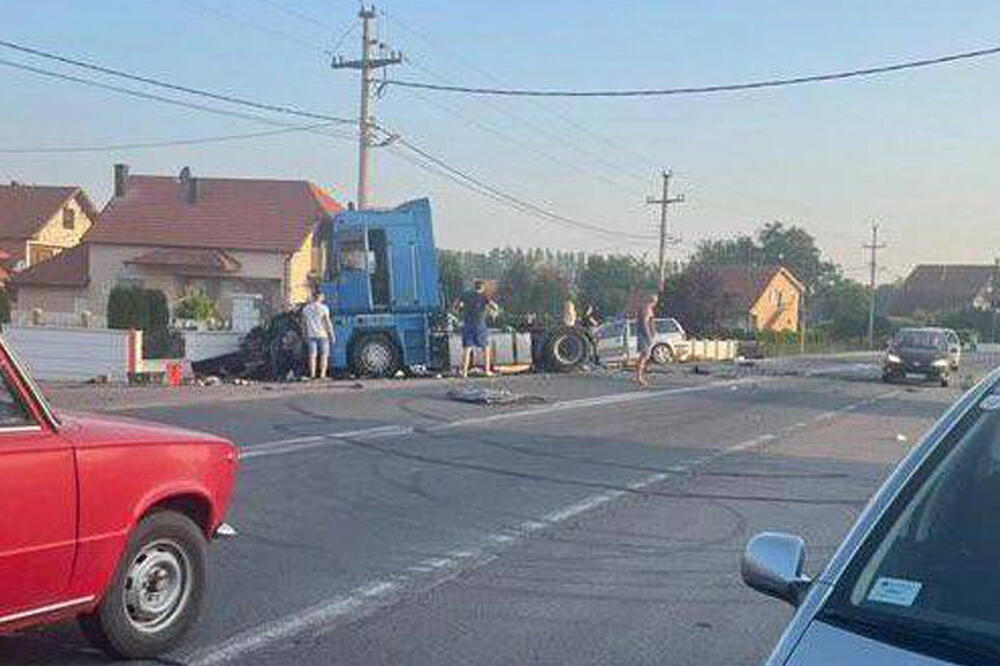 TEŠKA NESREĆA KOD LOZNICE: Automobil potpuno smrskan (FOTO)