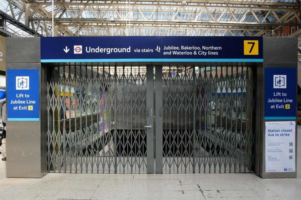 POČEO NAJVEĆI ŠTRAJK BRITANSKIH ŽELEZNICA ZA TRI DECENIJE Desetine radnika obustavilo rad, zatvoren i metro u Londonu