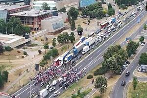 NA AUTO-PUTU VOZE U SUPROTNOM SMERU! Blokada radnika Fijata u špicu dovela do saobraćajnog kolapsa u Beogradu (VIDEO)
