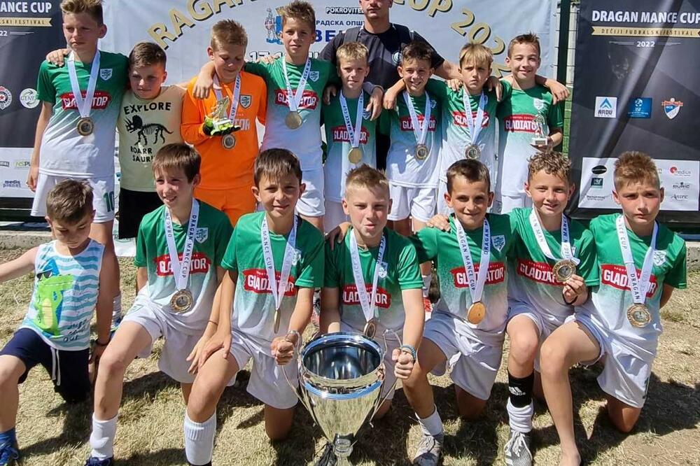 MALI GLADIJATORI IZ ŽARKOVA: Mladi fudbaleri osvojili zlato na kupu Dragan Mance u Zemunu