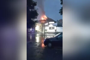 JEZA U MLADENOVCU: Strašan udar groma, dim kulja na sve strane, vatrogasci se bore s požarom (VIDEO)