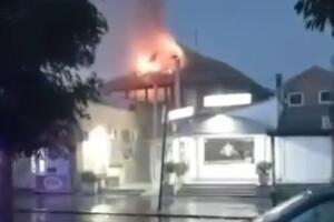LAVOVSKI NAPOR VATROGASACA: Ugašen požar posle udara groma na pijaci u Mladenovcu (FOTO, VIDEO)