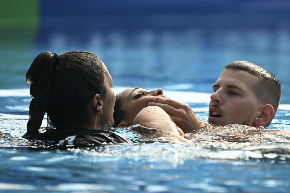 SULUDO! Plivačica se DAVILA, a spasioci BEZ REAKCIJE! Zbog neverovatnog pravila nisu smeli da uđu u bazen! (FOTO)