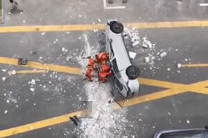 BIZARNA NESREĆA U KINI: Električni automobil pao sa 3. sprata zgrade, oba test vozača poginula! VIDEO