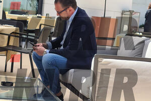 ŠTA JE TOLIKO VAŽNO NA TELEFONU PEĐE MIJATOVIĆA? Čuveni fudbaler uhvaćen u Beogradu, sedi sam i NEPRESTANO gleda u mobilni (FOTO)